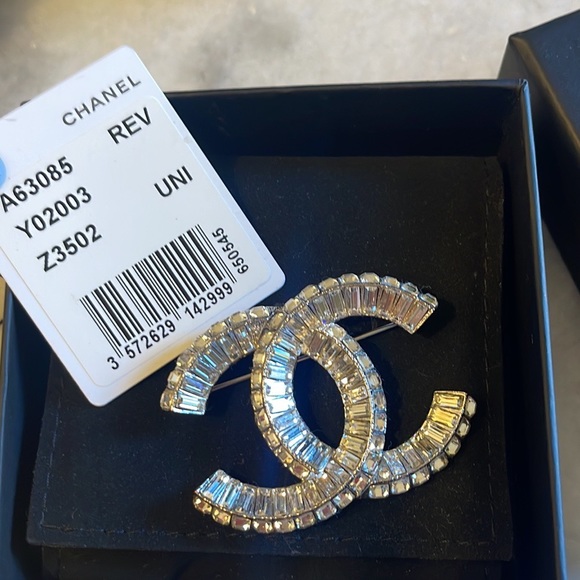 CHANEL Accessories - Chanel Silver CC brooch